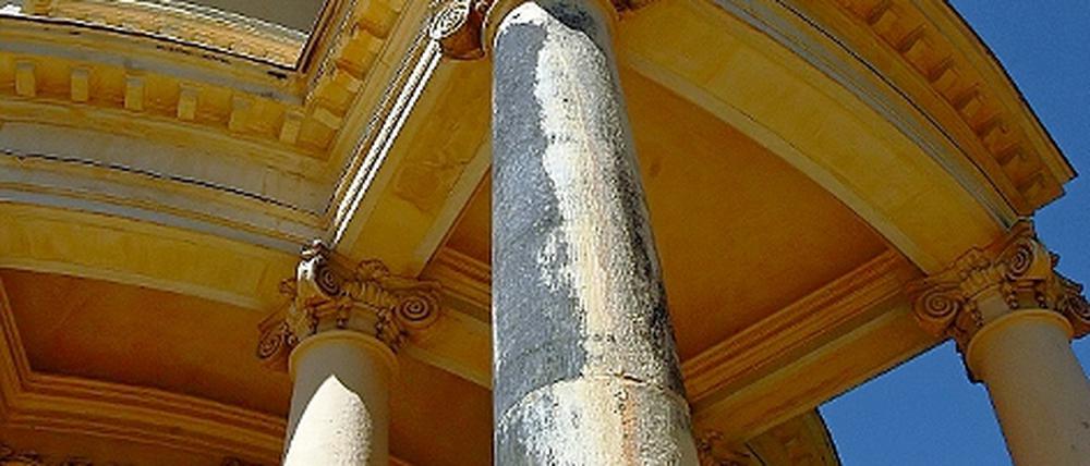 Kaum beachtet. Nur 4480 Menschen besuchten das Belvedere auf dem Klausberg  trotz schöner Aussicht. Nun verfärben sich auch noch die Säulen.