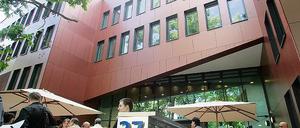 Schräge, nach außen gekippte Wände und Anklänge an die Reelingarchitektur der 1920er Jahre geben dem neuen Gründerzentrum für junge Firmen der Filmbranche ein besonderes Gepräge. Gestern wurde es als Guido-Seeber-Haus offiziell eingeweiht.