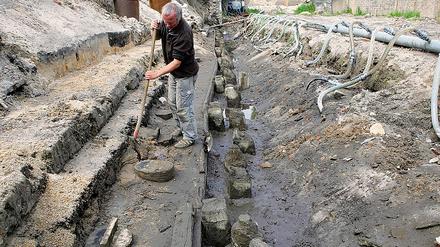 Vorsichtig werden die Pfahlgründungen im Stadtkanalbett freigelegt. Sie geben Auskunft über verschiedene Bauepochen und können in Beton gesichert wiederverwendet werden.