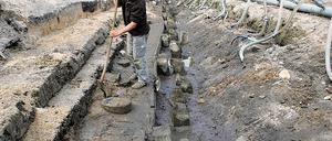 Vorsichtig werden die Pfahlgründungen im Stadtkanalbett freigelegt. Sie geben Auskunft über verschiedene Bauepochen und können in Beton gesichert wiederverwendet werden.