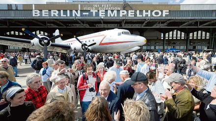 Autogrammstunde. In Tempelhof gaben die Piloten von einst Autogramme.