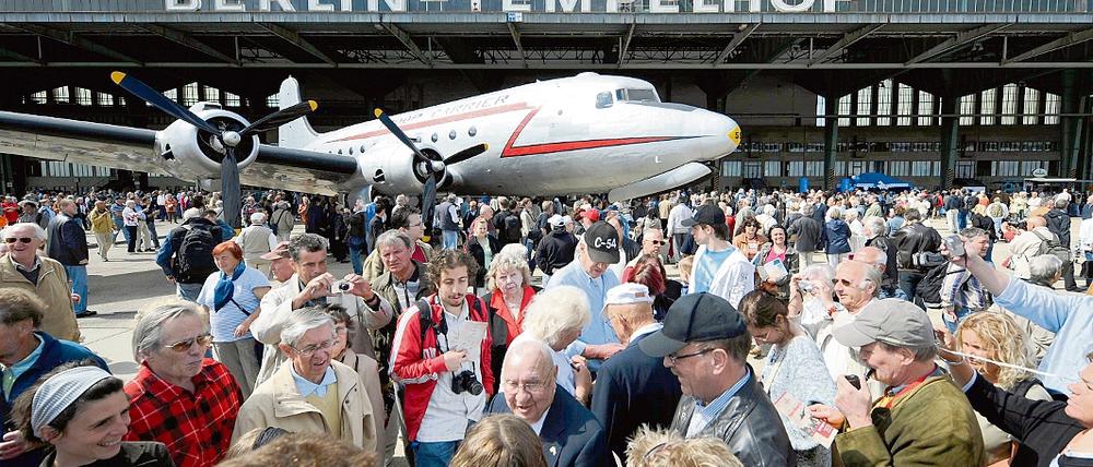Autogrammstunde. In Tempelhof gaben die Piloten von einst Autogramme.