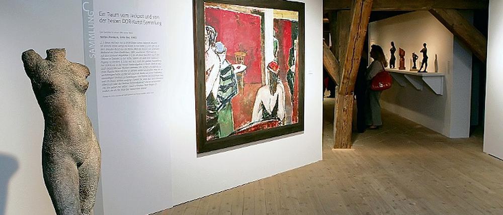 Private Sammlungen im Kutschstall. Darunter Stefan Plenkers mit Rote Bar und ein Torso des Bildhauers Fritz Cremer.