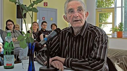 KZ-Überlebender Willy Frohwein im Gespräch mit Oberlin-Azubis.