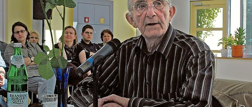 KZ-Überlebender Willy Frohwein im Gespräch mit Oberlin-Azubis. 