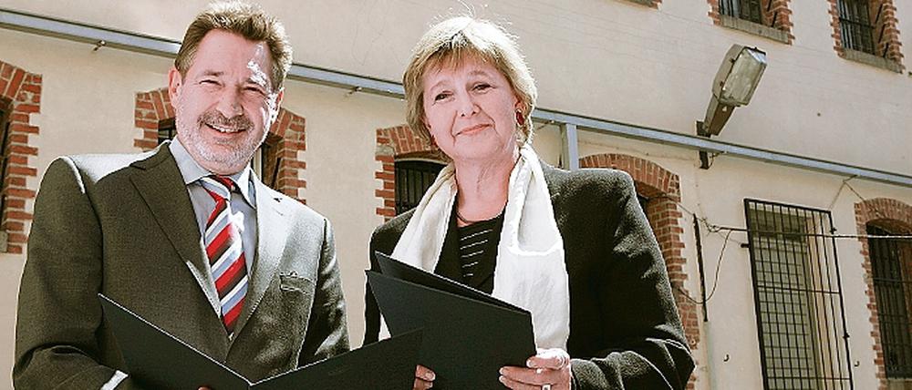 Kooperation zur Aufarbeitung. Oberbürgermeister Jann Jakobs (l.) und Marianne Birthler (r.) von der Stasi-Unterlagenbehörde unterzeichneten gestern eine Kooperationsvereinbarung zu Bürgerberatungen, einer Ausstellung und Schüler-Projektarbeit.