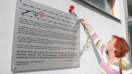 Blumen zur Erinnerung. Eine Gedenktafel für Zwangsarbeiter wurde gestern an der Universitätsbibliothek auf dem Campus Griebnitzsee enthüllt. Etwa 100 Häftlinge sollen hier zwischen Juli 1944 und März 1945 zur Zwangsarbeit verpflichtet worden sein.