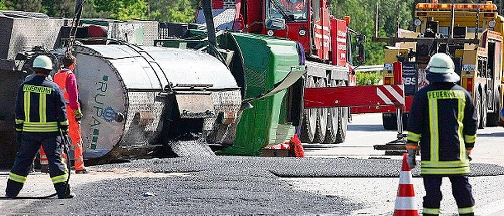 Feuerwehrleute gestern beim Bergen des Teerkochers.