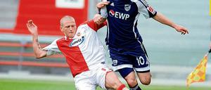 Schwer zu halten. Sven Hartwig (rechts)  hier im Punktspiel gegen den FC Energie Cottbus II im Duell mit Marc Zimmermann  will mit dem SV Babelsberg 03 morgen in seiner Heimatstadt Halle erfolgreich sein.