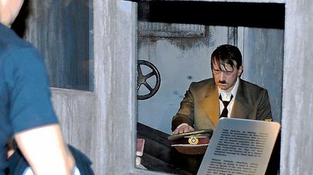 Gesichert. Die reparierte Hitler-Figur sitzt nun hinter Glasscheiben.