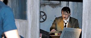 Gesichert. Die reparierte Hitler-Figur sitzt nun hinter Glasscheiben.
