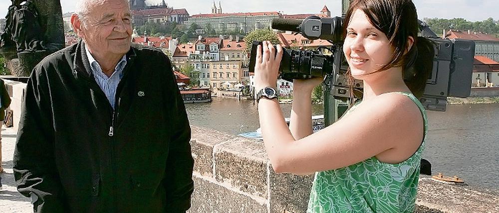 Der Altmeister und Jungfilmerin. Anika Schulze aus Kienwerder hat jüngst in Prag mit dem tschechischen Regisseur Vaclav Vorlicek über seinen berühmten Aschenbrödel-Film gesprochen.