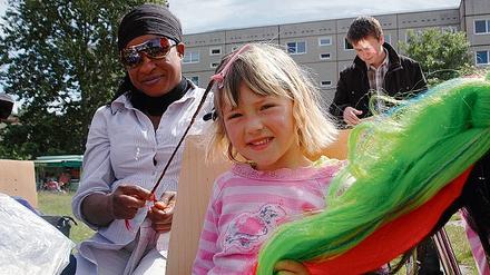 Einen kunstvollen Zopf ließ Kimberly sich beim Stadtteilfest flechten.