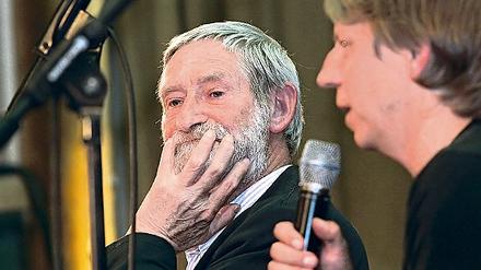 Dresen und Prahl singen Gundermann. Auch Horst Rehberg (r.) kam zum Dresen-Abend ins Capitol. Festivalleiter Hasso Hartmann freut sich über Lola-Preisträger Dresen ebenso wie über Oscar-Preisträger Jochen Alexander Freydank (linkes Bild).