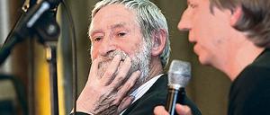 Dresen und Prahl singen Gundermann. Auch Horst Rehberg (r.) kam zum Dresen-Abend ins Capitol. Festivalleiter Hasso Hartmann freut sich über Lola-Preisträger Dresen ebenso wie über Oscar-Preisträger Jochen Alexander Freydank (linkes Bild).