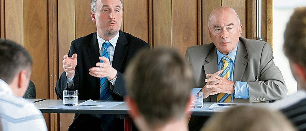 Europatour mit Jörg Schönbohm (r.) und Martin Krüger am Oberstufenzentrum II in Potsdam.