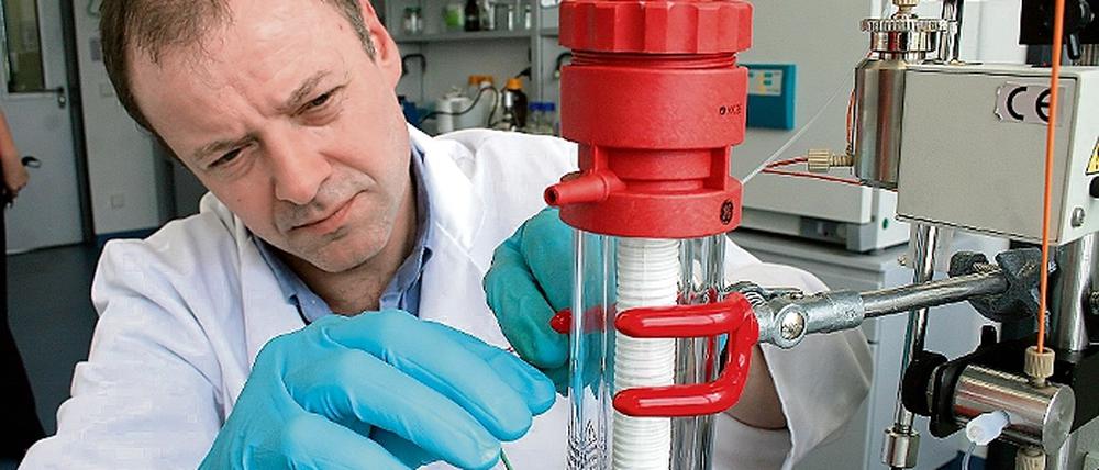 Forschung bei Glucometrix: Dr. Peter König justiert ein Hochdruckreinigungsgerät, mit dem Substanzen separiert werden.
