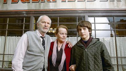 Treffpunkt Feuermelder. Michael Gwisdek, Gudrun Ritter und Samuel Schneider (v.l.) stehen noch bis Samstag im Studio Babelsberg für den Film Boxhagener Platz vor der Kamera. Der Film von Matti Geschonneck soll 2010 ins Kino kommen.