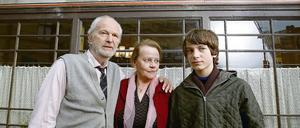 Treffpunkt Feuermelder. Michael Gwisdek, Gudrun Ritter und Samuel Schneider (v.l.) stehen noch bis Samstag im Studio Babelsberg für den Film Boxhagener Platz vor der Kamera. Der Film von Matti Geschonneck soll 2010 ins Kino kommen.