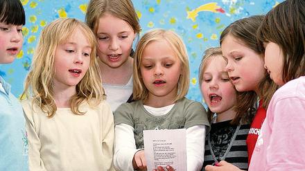 Marquardter Mädchen singen.