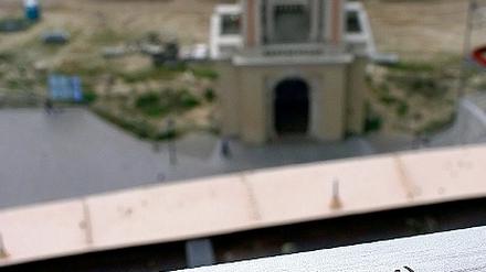 Da wohnt der Papst: Sehen kann man ihn von der Nikolaikirche natürlich nicht, dafür bietet die Plattform aber den besten Blick auf die Landtagsbaustelle.