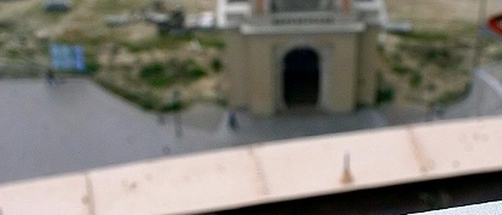 Da wohnt der Papst: Sehen kann man ihn von der Nikolaikirche natürlich nicht, dafür bietet die Plattform aber den besten Blick auf die Landtagsbaustelle.