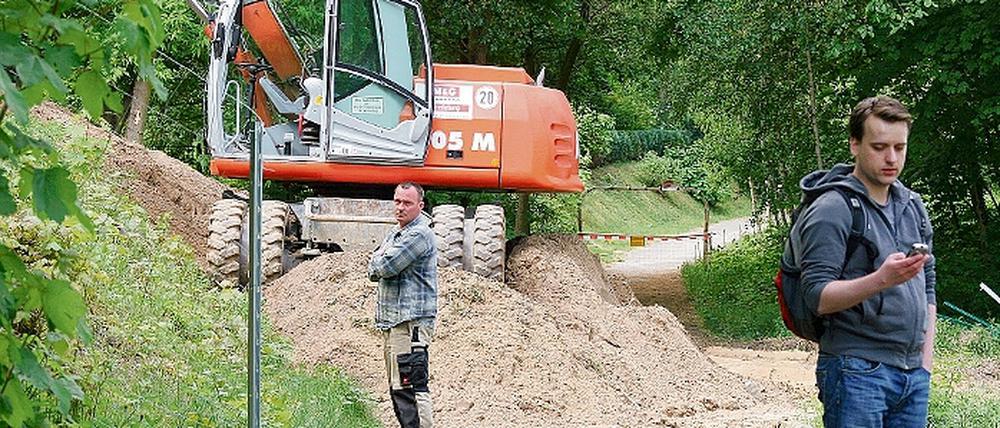Der Weg ist weg. In der Virchowstraße rückten gestern die Bagger an. Teile des gesperrten Uferwegs wurden zugeschüttet, um Gartenflächen anzulegen.