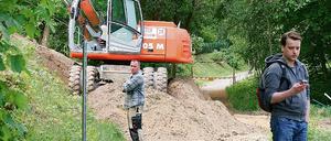 Der Weg ist weg. In der Virchowstraße rückten gestern die Bagger an. Teile des gesperrten Uferwegs wurden zugeschüttet, um Gartenflächen anzulegen.