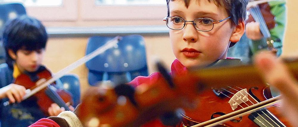 Klasse! Musik will Kinder so früh wie möglich an Instrumente heranführen und das Spiel im Ensemble fördern.