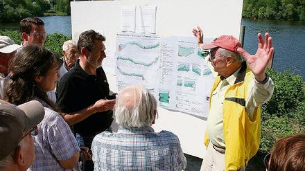 Uferweg-Diskussion. Oberbürgermeister Jann Jakobs im Gespräch mit Anwohnern und Spaziergängern.