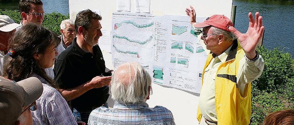 Uferweg-Diskussion. Oberbürgermeister Jann Jakobs im Gespräch mit Anwohnern und Spaziergängern.