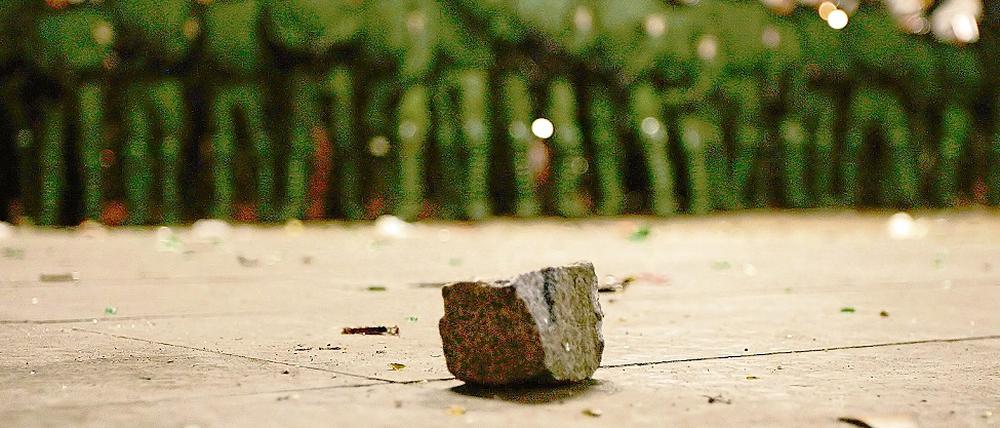 Pflasterstein des Anstoßes. Eine von einem Linken-Politiker angemeldete Demonstration artete am 1. Mai in Berlin-Kreuzberg in Gewalt aus.