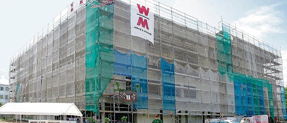 Richtfest für schwarzen Kubus.