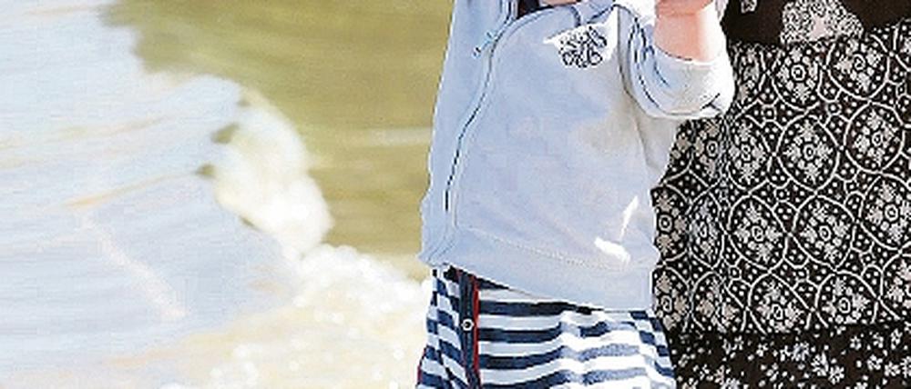 Erstes Bad. Jamie mit Mama.