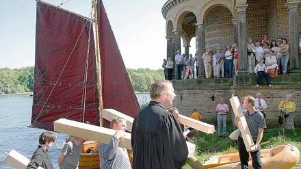 Lose Töne. Pfarrer Friedhelm Wizisla nahm die ersten Pfeifen für die neue Orgel der Heilandskirche in Empfang.