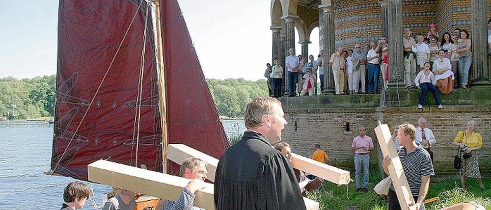 Lose Töne. Pfarrer Friedhelm Wizisla nahm die ersten Pfeifen für die neue Orgel der Heilandskirche in Empfang.