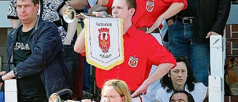 Saisoneröffnung des Potsdamer Fanfarenzuges am Freitag vor hunderten Zuschauern im Stadion Luftschiffhafen.