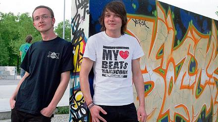Beweisen Hartnäckigkeit. Der 25-jährige Benjamin Bauer (l.) und der 21-jährige Patrick Hinz von der Alternativen Jugendkultur in Potsdam (AJKP) kämpfen für ein Jugendzentrum in der Innenstadt. Von Trägheit in der Verwaltung lassen sie sich nicht aus dem Konzept bringen.