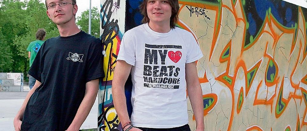 Beweisen Hartnäckigkeit. Der 25-jährige Benjamin Bauer (l.) und der 21-jährige Patrick Hinz von der Alternativen Jugendkultur in Potsdam (AJKP) kämpfen für ein Jugendzentrum in der Innenstadt. Von Trägheit in der Verwaltung lassen sie sich nicht aus dem Konzept bringen.