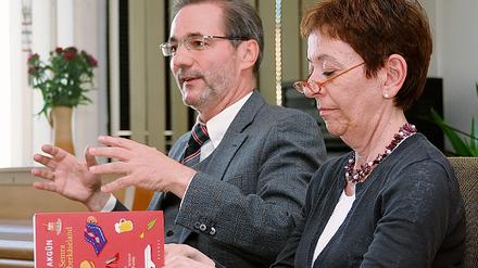 Lale Akgün und Matthias Platzeck in der Bibliothek.