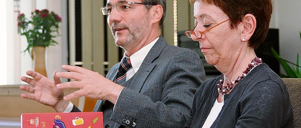 Lale Akgün und Matthias Platzeck in der Bibliothek.