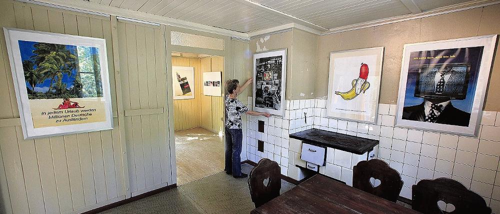 Das idyllisch gelegene Holzhäuschen von John Heartfield am Steilufer des Däbersees in der Märkischen Schweiz ist an den Wochenenden für Besucher geöffnet.