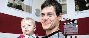 Filmreif. Björn Rupprecht (rechts oben) trainierte Handballer in Sri Lanka, die sich 2004 während einer Europa-Tournee absetzten und bis heute verschollen sind. Die Geschichte wurde 2007 verfilmt - gedreht wurde auch im Studio Babelsberg (großes Bild). Rechts unten Brandenburgs Sportminister Holger Rupprecht mit Filmproduzent Henning Molfenter von Studio Babelsberg Motion Pictures (v.l.). Nach der Weltpremiere beim Filmfestival in Venedig startet der Film Spiel der Träume in dieser Woche in den deutschen Kinos.