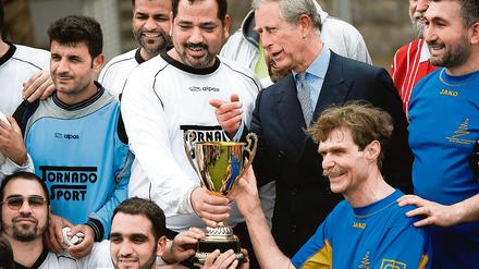 Prinz Charles übergab im Katzbachstadion einen Pokal.