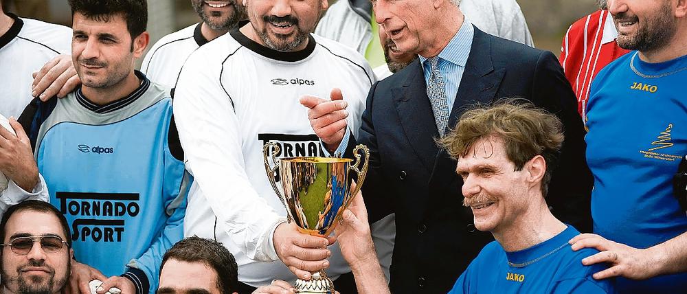 Prinz Charles übergab im Katzbachstadion einen Pokal.