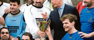 Prinz Charles übergab im Katzbachstadion einen Pokal.