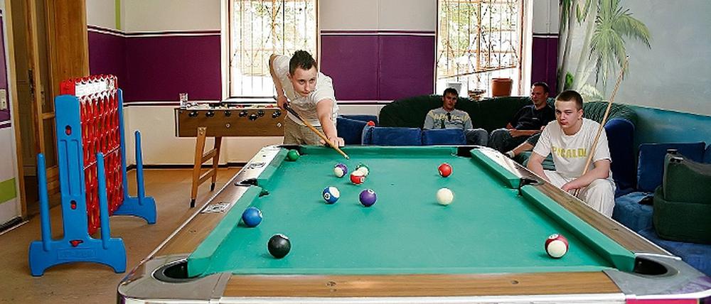 Der Schein trügt. Ein wirklicher Hingucker ist der Jugendtreff Ribbeckeck in der Potsdamer Straße nicht. Die Fassade ist alt und marode. Drinnen hingegen laden Billiardtische und Internetzugänge junge Leute zum Verweilen ein.