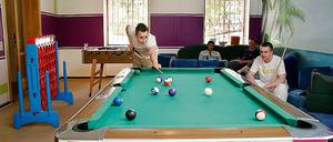 Der Schein trügt. Ein wirklicher Hingucker ist der Jugendtreff Ribbeckeck in der Potsdamer Straße nicht. Die Fassade ist alt und marode. Drinnen hingegen laden Billiardtische und Internetzugänge junge Leute zum Verweilen ein.