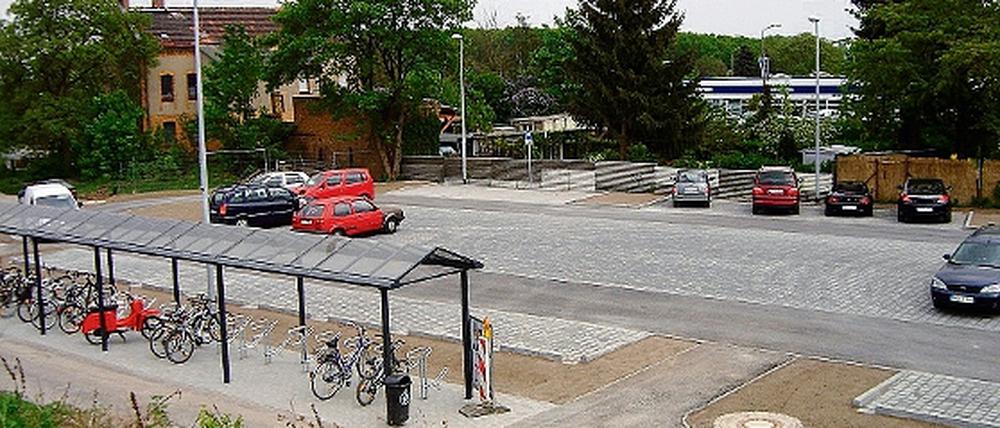 53 Pkw-Parkplätze und 52 überdachte Fahrradständer sind am Regionalbahnhof Teltow entstanden.
