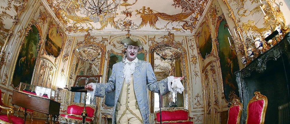 Vorbereitung aufs Fest. Marquis d'Argens, Kammerherr Friedrichs II. (alias Heiko Eickenroth), führt Besucher durch die Räumlichkeiten im Schloss Sanssouci.